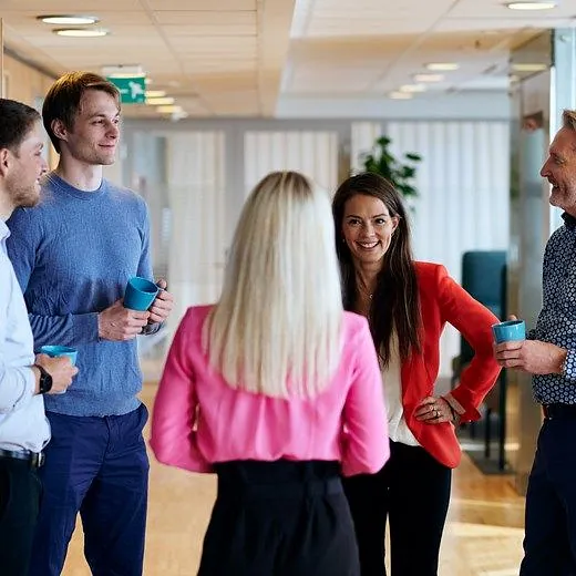 Kollegaer prater sammen på kontor